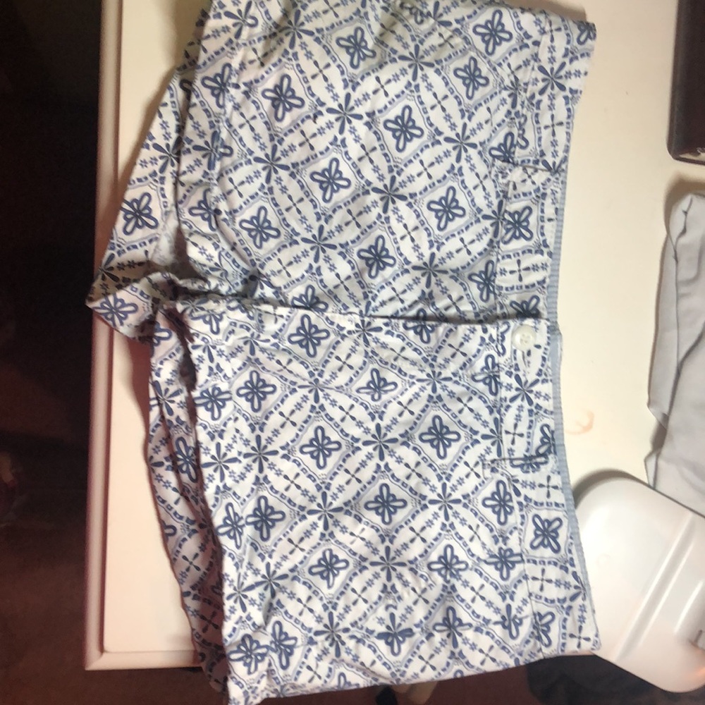 💚 2/30 SO white and blue patterned shorts